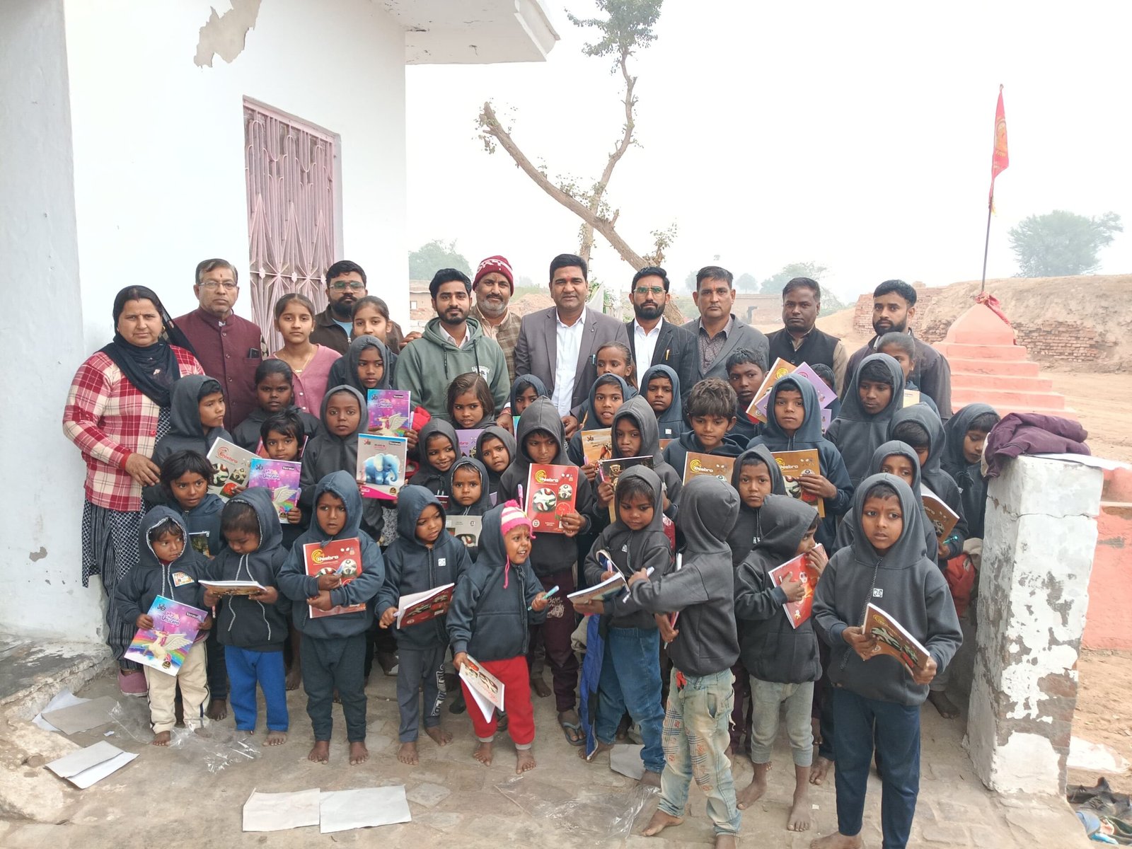 निशुल्क विद्यालयों में अध्यनरत बच्चों को कोट स्वेटर एवं शिक्षण सामग्री उपहार स्वरूप प्रदान की