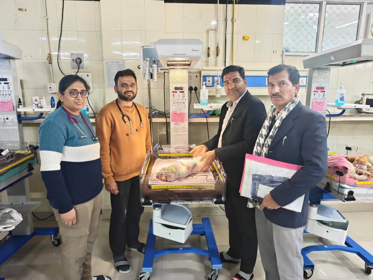एक नवजात बालिका जो करीब एक दिन की है उसके रखे जाने की सूचना मिलने पर सीडब्ल्यूसी बैंच मजिस्ट्रेट जितेंद्र गोयल सदस्य प्रेमचंद शर्मा मोके पर पहुंचकर नवजात बालिका की कुशलक्षेम जानी