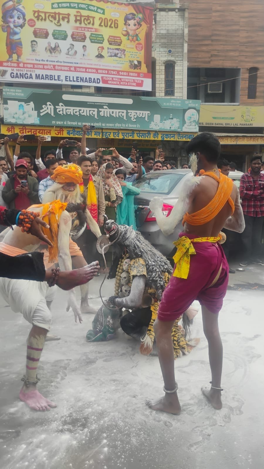गंगा मैया के मंदिर के स्थापना दिवस पर भव्य शोभा व कलश यात्रा निकाली*