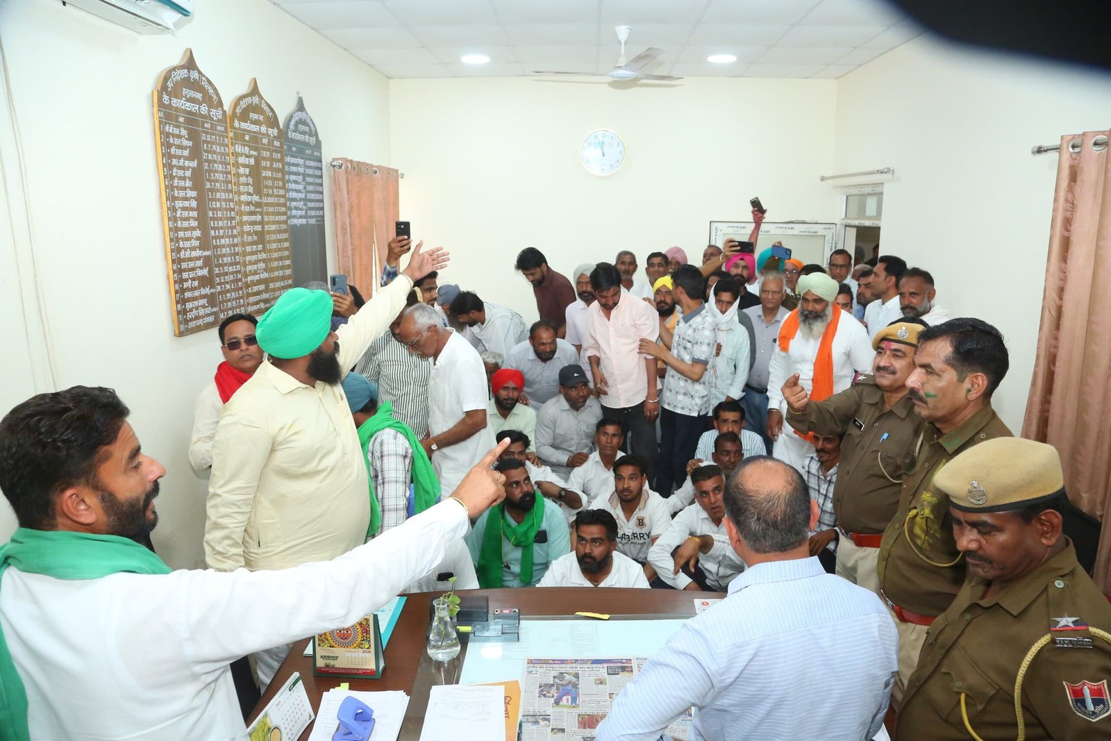 अटल भू-जल योजना की अनुदान राशि को लेकर किसानों का कृषि विभाग पर जोरदार प्रदर्शन
