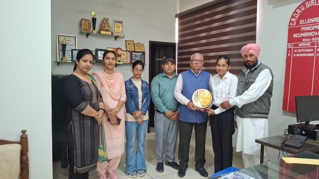 सीआरडीएवी गर्ल्स कॉलेज की छात्रा अनुप्रीत कौर ने सीएस परीक्षा में गाड़े झंडे, कॉलेज प्रबंधन ने किया सम्मानित*