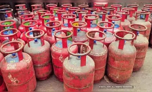 घरेलू गैस सिलेंडर के दुरुपयोग और ओवरचार्जिंग पर होगी सख्त कार्रवाई*