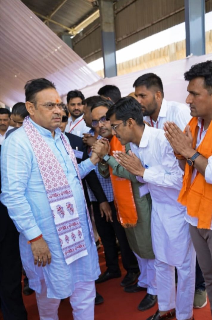 मंडल अध्यक्ष ने मुख्यमंत्री को सौंपा ज्ञापन, शहर की समस्याओं के समाधान की उठाई मांग