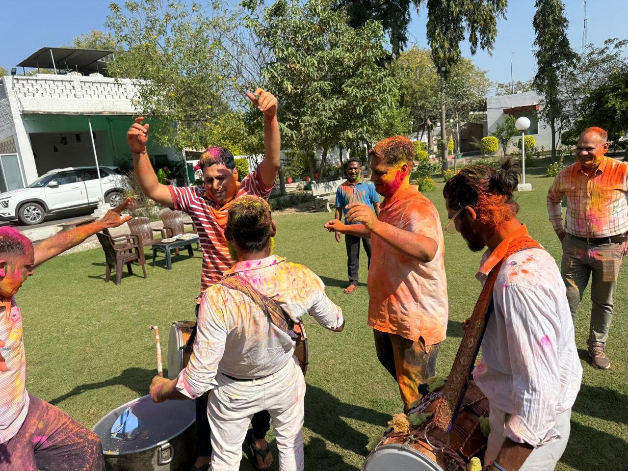 एसपी दीपक सहारण ने पुलिस जवानों संग खेली होली