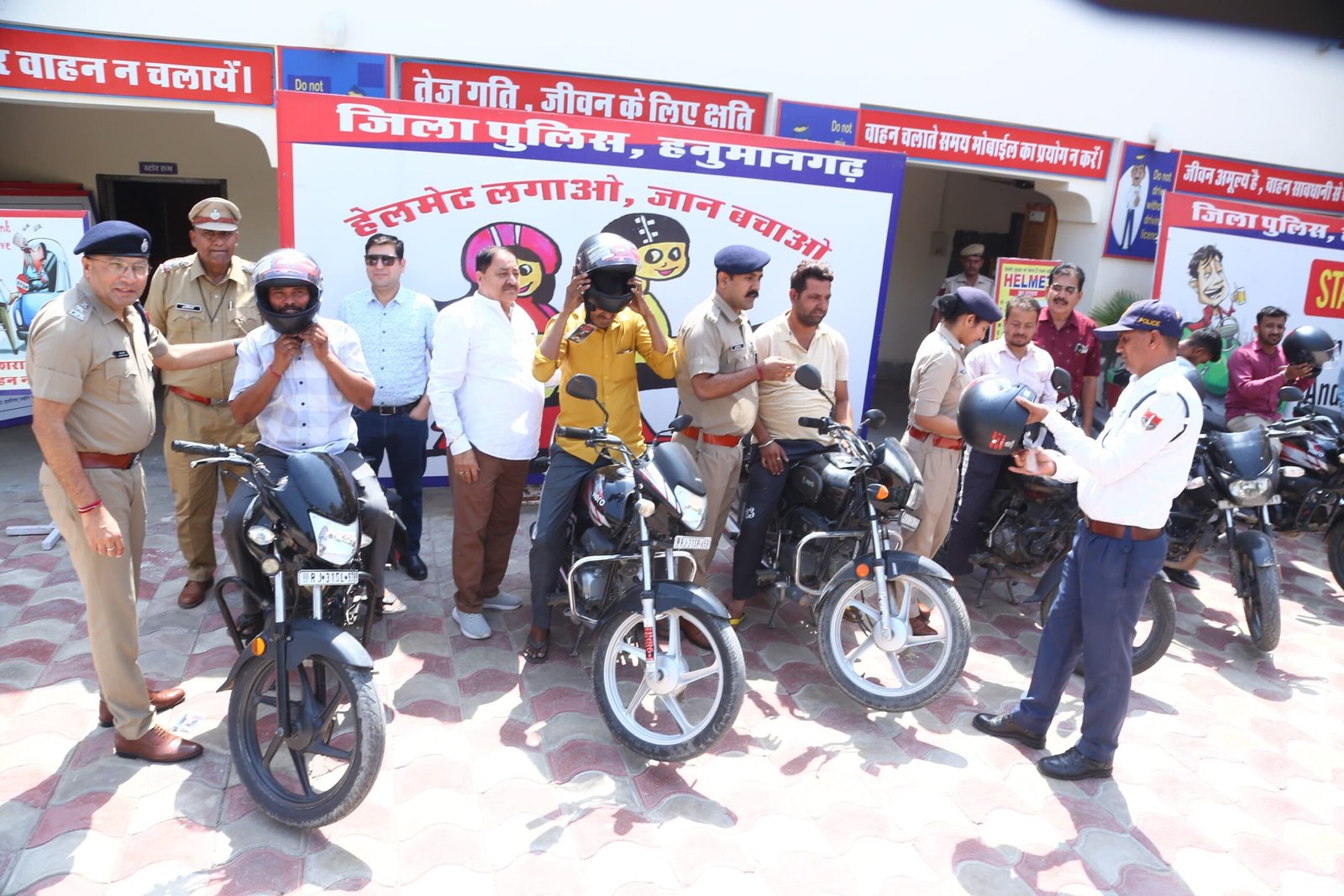 सड़क सुरक्षा को बढ़ावा, 50 बाइक चालकों को बांटे गए हेलमेट