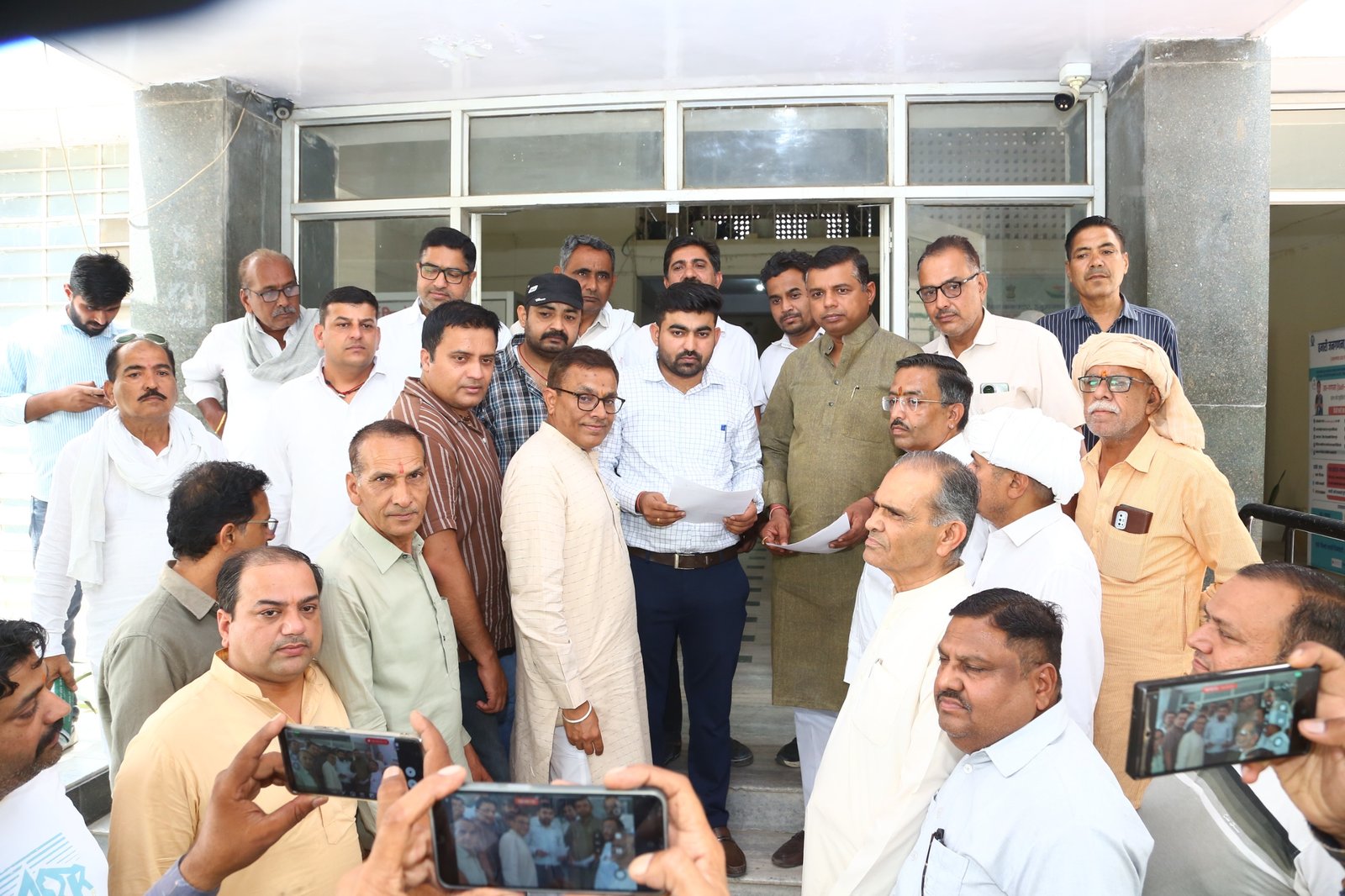 सोना नहीं खरीदने के आवाहन के विरोध में सर्राफा व्यापारियों ने दिया ज्ञापन