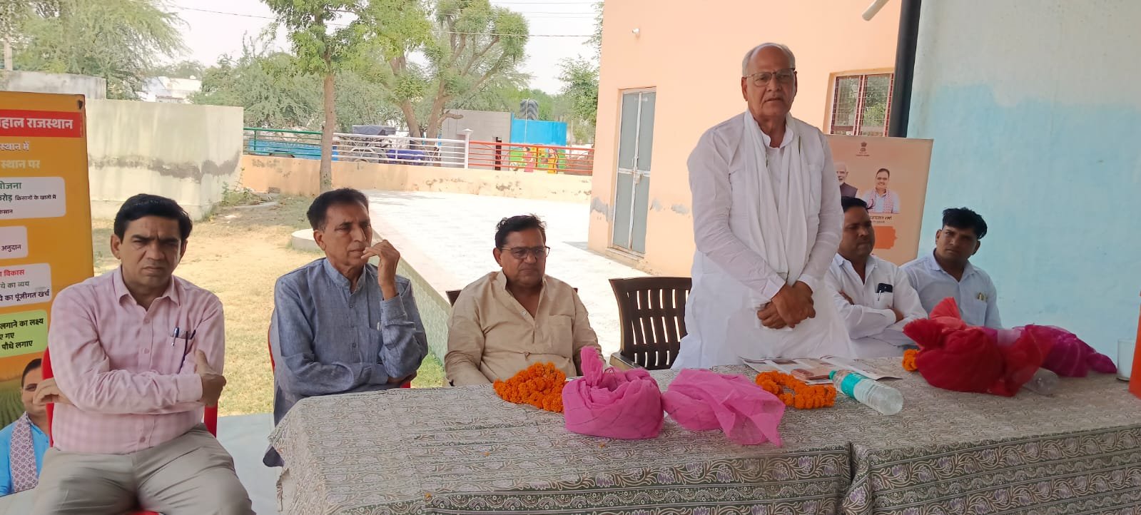 जिले के तारानगर विधानसभा क्षेत्र के ग्राम पंचायत राजपुरा पहुंचा ग्राम रथ, सूरतगढ़ पूर्व विधायक सुभाष पूनियां, महावीर पूनियां, विकास अधिकारी अशोक कुमार सहित अधिकारियों- जनप्रतिनिधियों ने किया स्वागत