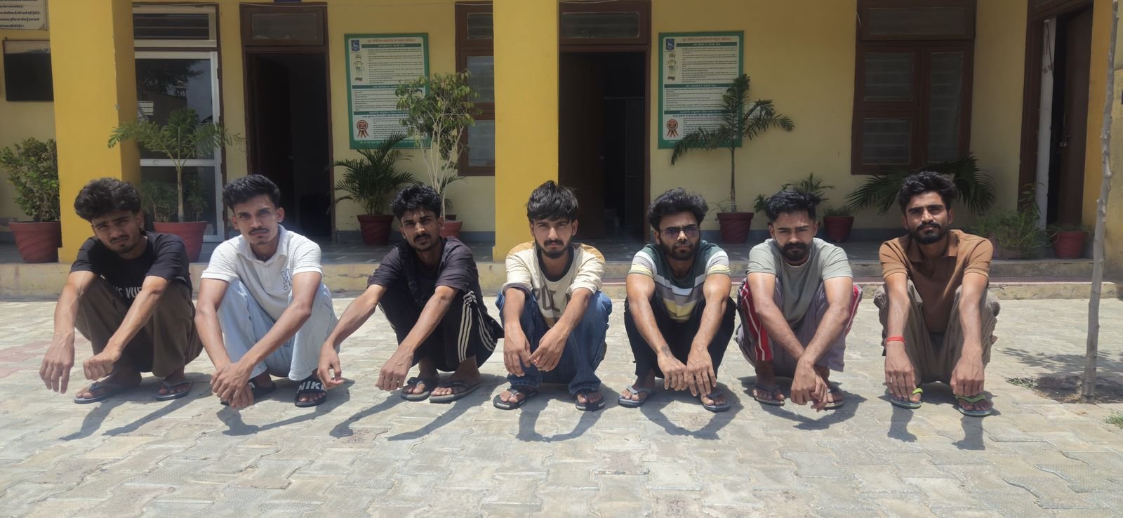फेसबुक पर फर्जी आईडी बनाकर लोगो के साथ ऑनलाईन फाड करने वाले सात आरोपी 12 मोबाईल फोन सहित हनुमानगढ़ जंक्शन पुलिस द्वारा गिरफ्तार।