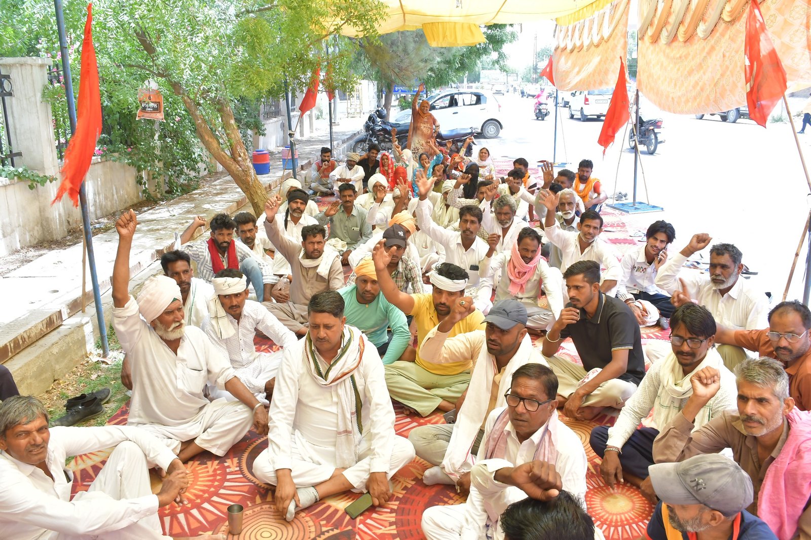 मजदूर को झूठे एनडीपीएस मामले में फंसाने का आरोप, एसपी कार्यालय के बाहर धरना