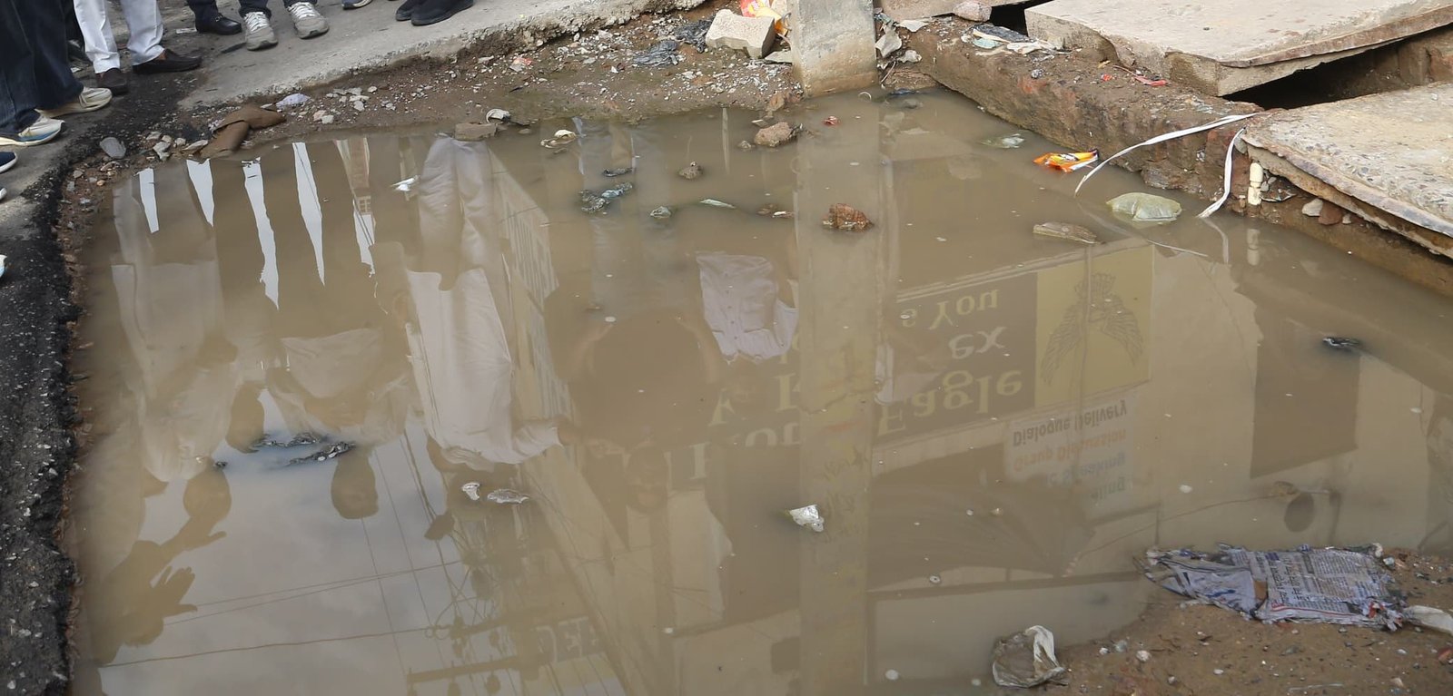 पहली बारिश में ही मुख्य बाजार की नई सड़क पर भरा पानी