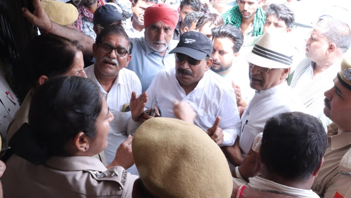 वीएलटी डिवाइस की अनिवार्यता के विरोध में ट्रक ऑपरेटरों का डीटीओ कार्यालय पर बेमियादी धरना शुरू