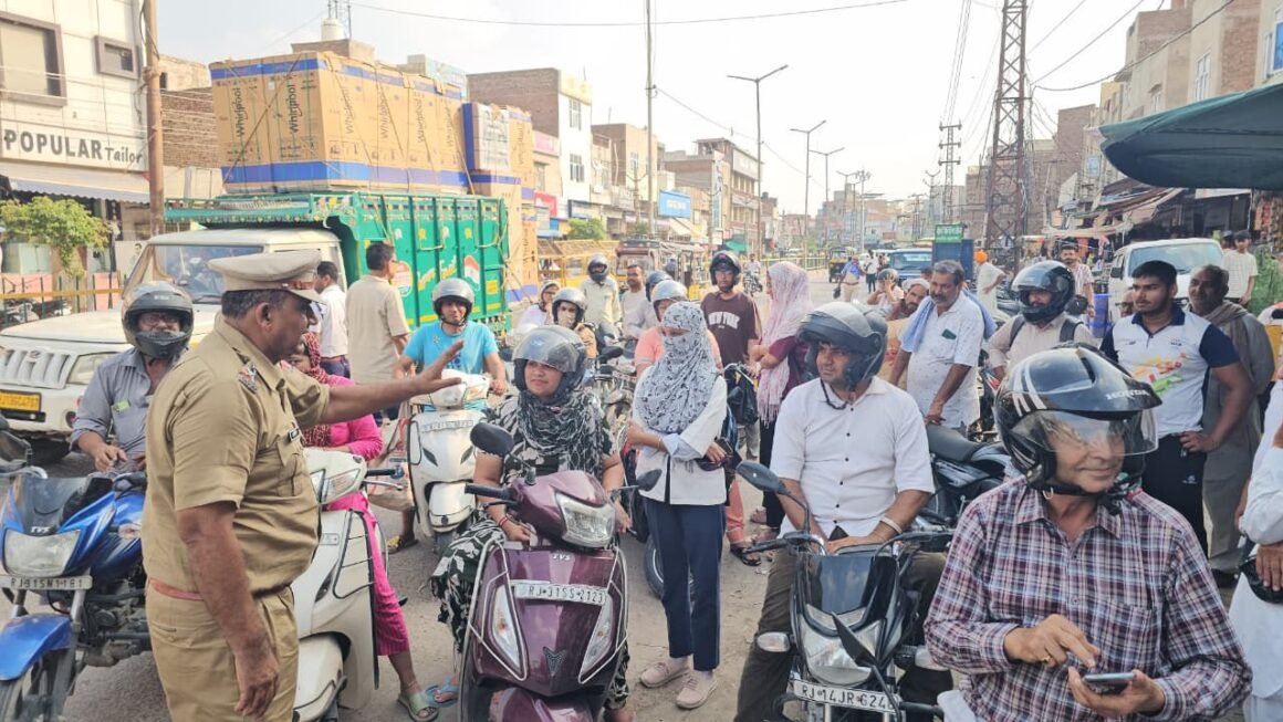 हेलमेट पहनने वालों का माला पहनाकर किया अभिनंदन