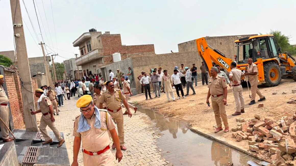 नोहर में नशा तस्करों पर चला प्रशासन का ‘पीला पंजा’, 3 हिस्ट्रीशीटरों सहित 4 अपराधियों के अवैध मकान ध्वस्त