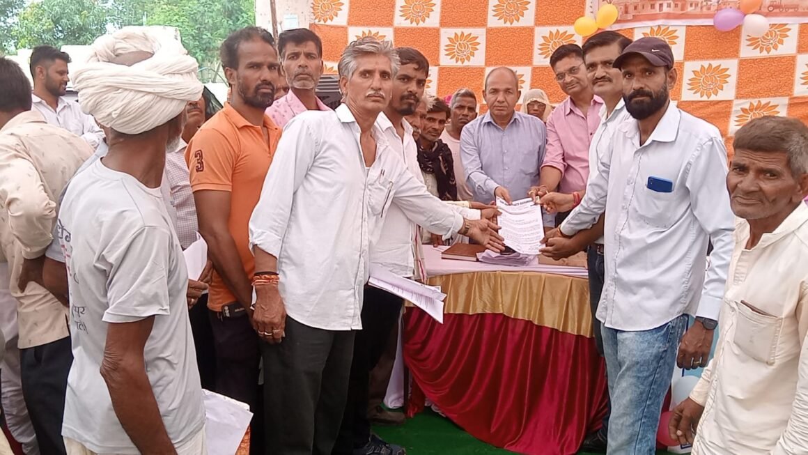 ग्रामीण सेवा शिविर में 16 जनहित एवं 50 व्यक्तिगत ज्ञापन सौंपे , सार्वजनिक भूमि संरक्षण की उठाई मांग