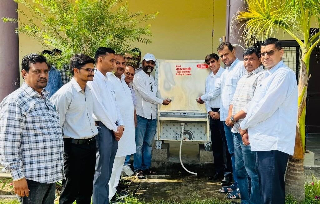 चौधरी मनीराम झोरड़ राजकीय महाविद्यालय मिठी सुरेरा ऐलनाबाद को सरपंच ने वाटर कूलर भेंट किया