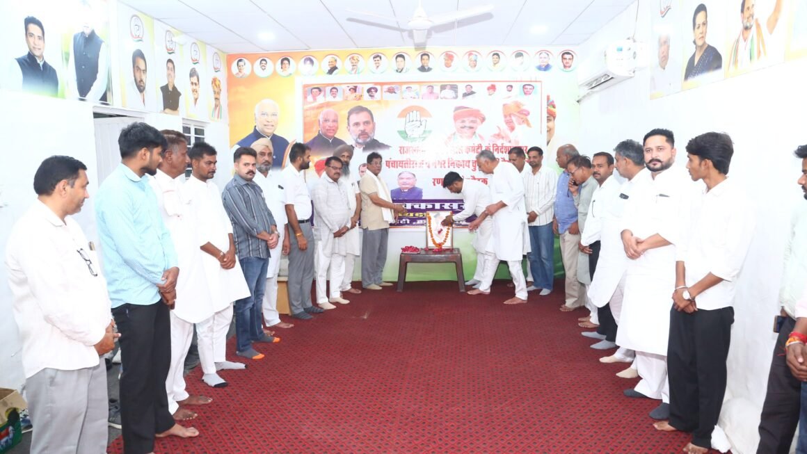 राजीव गांधी जयंती पर कांग्रेस कार्यकर्ताओं ने अर्पित की पुष्पांजलि