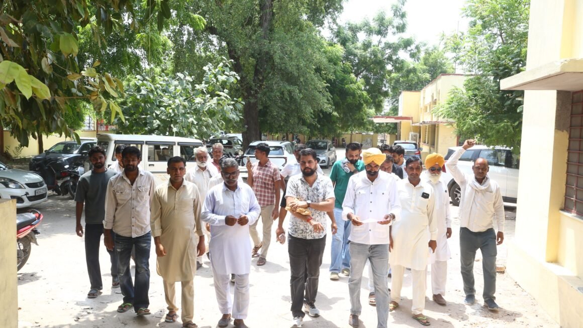 बिजली विभाग की लेटलतीफी पर किसानों का फूटा गुस्सा