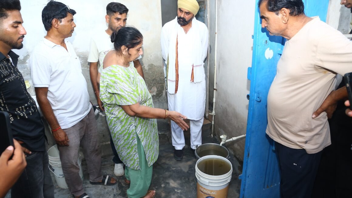 वार्ड 52 में दूषित पेयजल और स्मार्ट मीटरों से बढ़े बिजली बिलों का विरोध