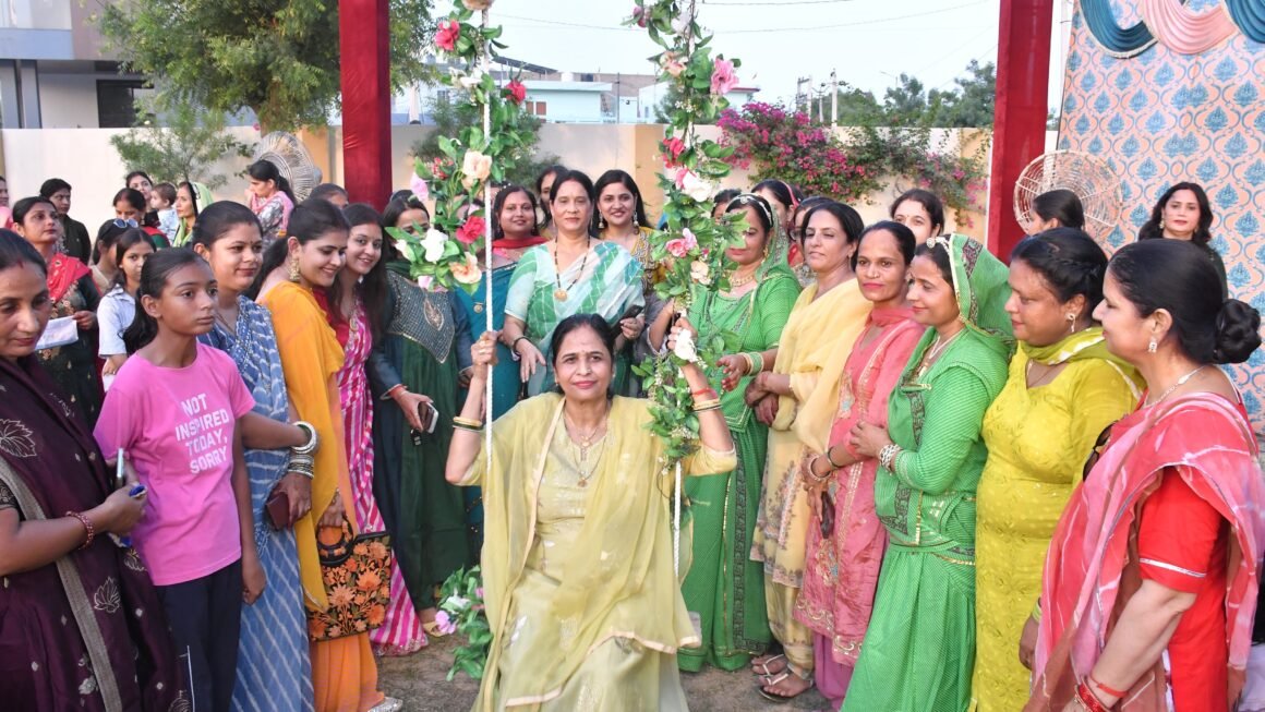 सेक्टर 12 में धूमधाम से मनाया तीज महोत्सव