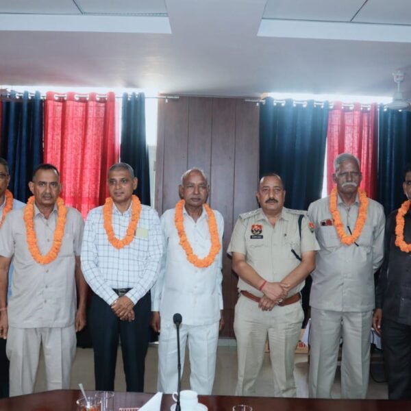 सेवानिवृत्त पुलिसकर्मियों को सम्मानित कर दी विदाई, परिजन भी रहे मौजूद