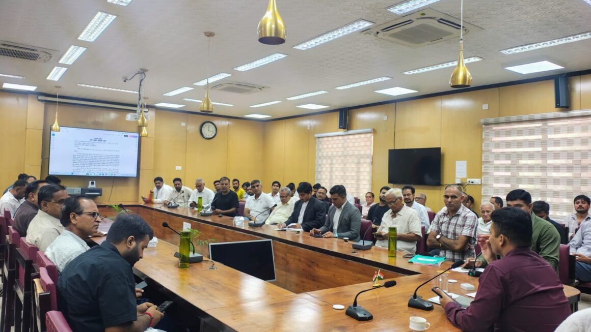  बी. आदित्य, जिला पुलिस अधीक्षक, हनुमानगढ़ द्वारा जिले के होटल, धर्मशाला, सराय, लॉज एवं गेस्ट हाउस संचालकों की बैठक आयोजित, ई-Visitor Portal की अनिवार्यता एवं सुरक्षा संबंधी दिशा-निर्देशों से कराया अवगत