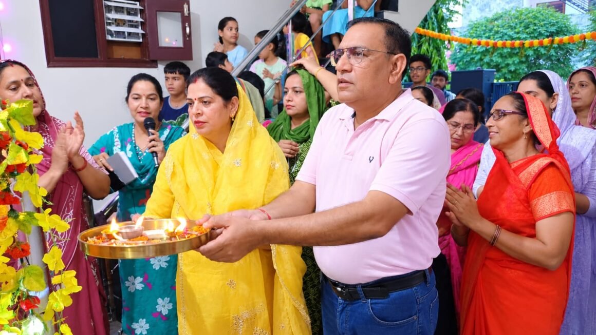 गणपति बप्पा के जयकारों से गूंज रही रिचवुड विला कॉलोनी