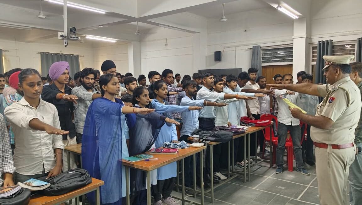 सड़क सुरक्षा-जीवन रक्षा अभियान के तहत विद्यार्थियों को यातायात नियमों की दी जानकारी
