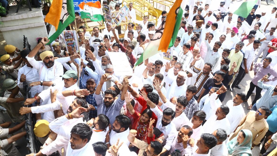 वोट चोरी’ के मुद्दे पर कांग्रेस का जोरदार प्रदर्शन, ज्ञानेश कुमार का पुतला फूंका