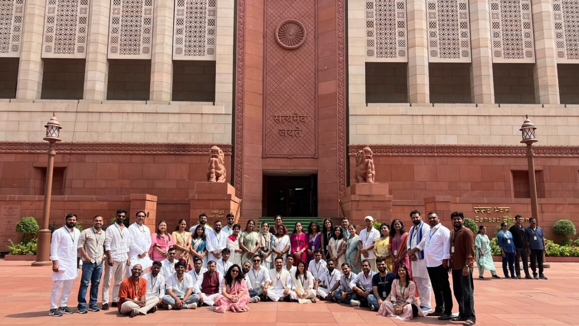 इंडियन स्कूल ऑफ डेमोक्रेसी के टी जी पी कार्यक्रम में तीसरे दिन कांग्रेस सेवादल जिलाध्यक्ष अश्विनी पारीक एवं कांग्रेस नेत्री पुष्पा पारीक सहित सभी प्रतिभागियों को लोकसभा एवं राज्यसभा के दोनों सदनों का भ्रमण करवाया गया